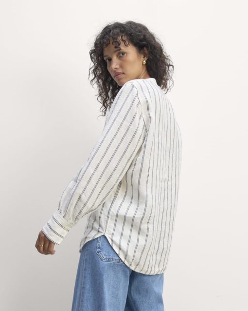 Alternative view of The Henley Shirt in Linen | Bone/Navy