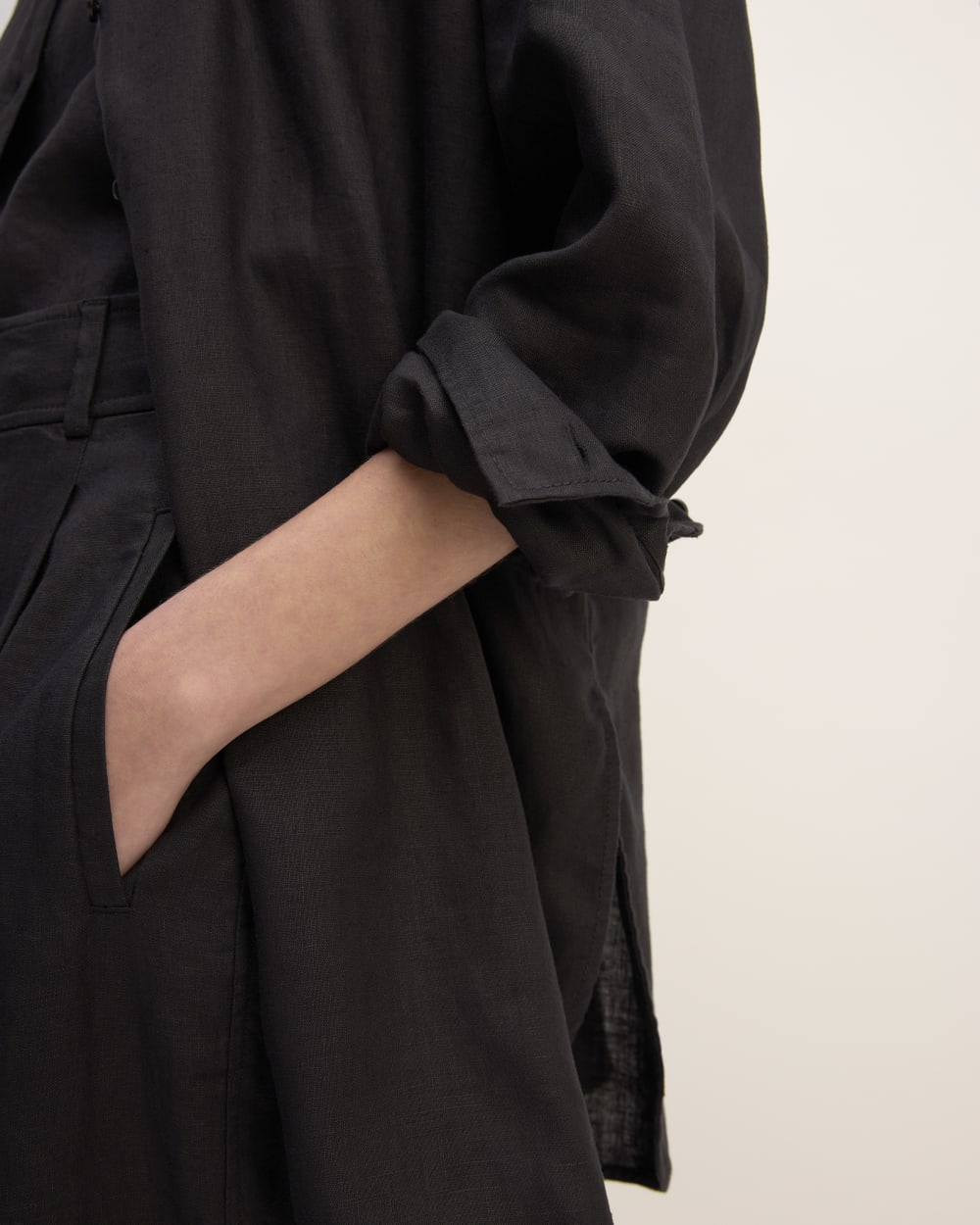 The Boyfriend Shirt in Linen | Black - Image 5