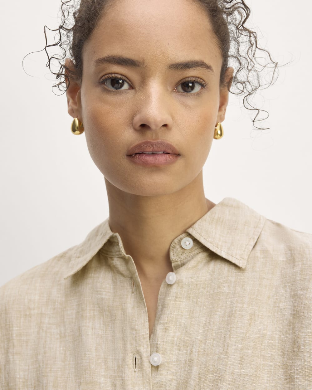 The Boyfriend Shirt in Linen | Cornstalk Chambray - Image 4