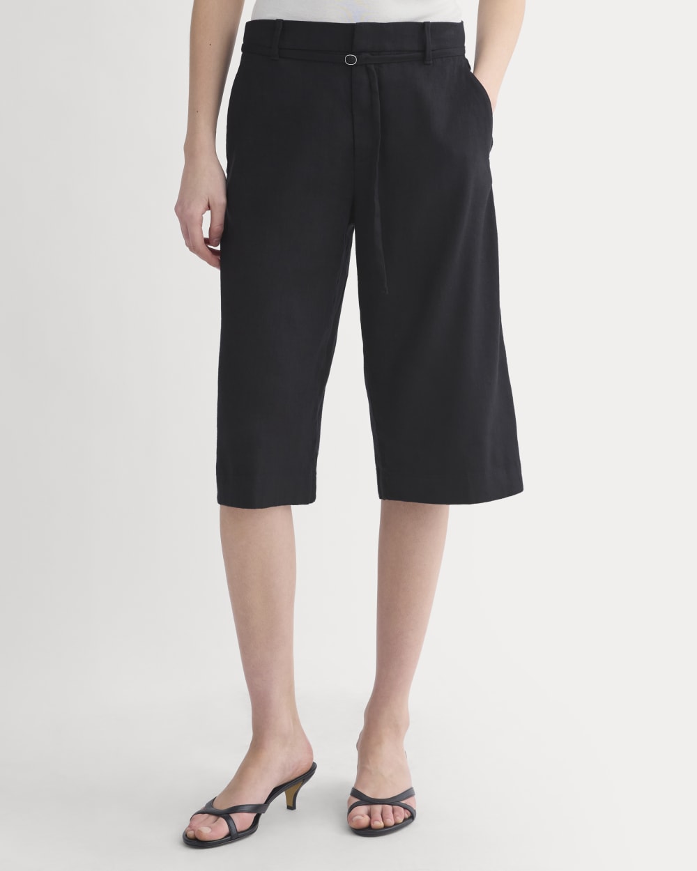 Long Tailored Short in Stretch Linen | Black - Image 3