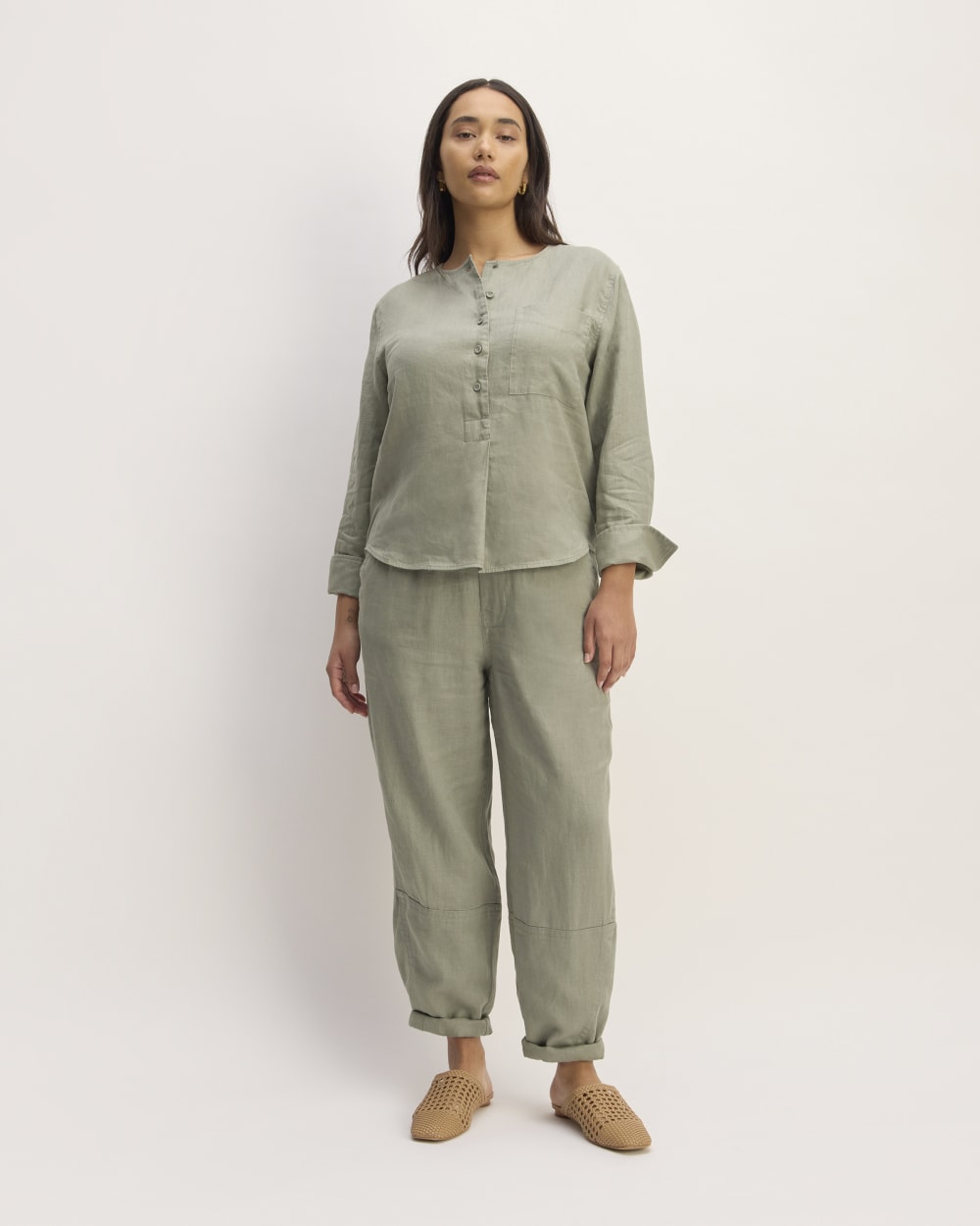 The Popover Shirt in Linen | Sage Green - Image 3