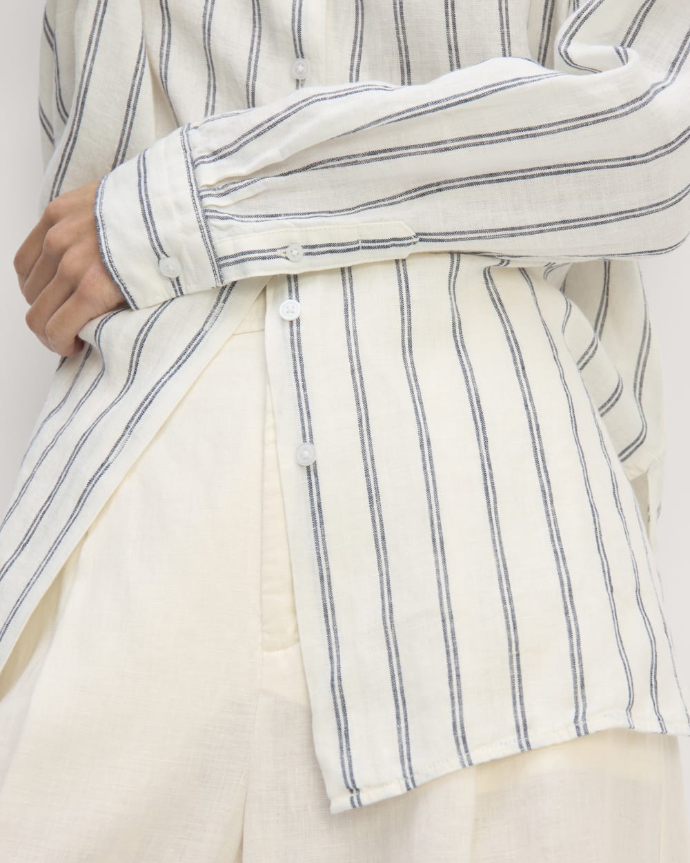 The Boyfriend Shirt in Linen | Bone/Navy - Image 5