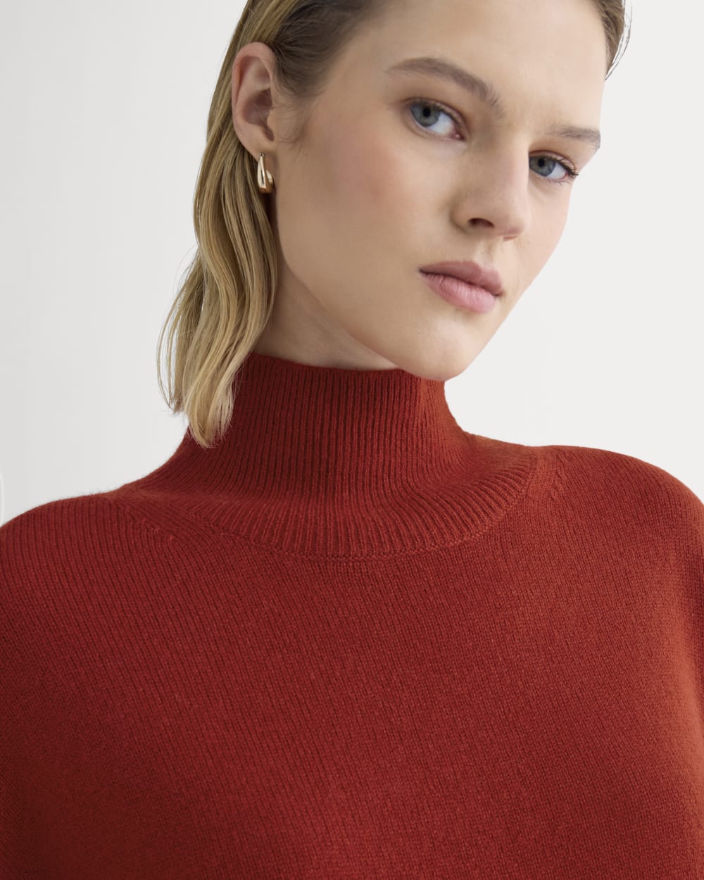 The Boxy Turtleneck in Cashmere | Berry Red - Image 4
