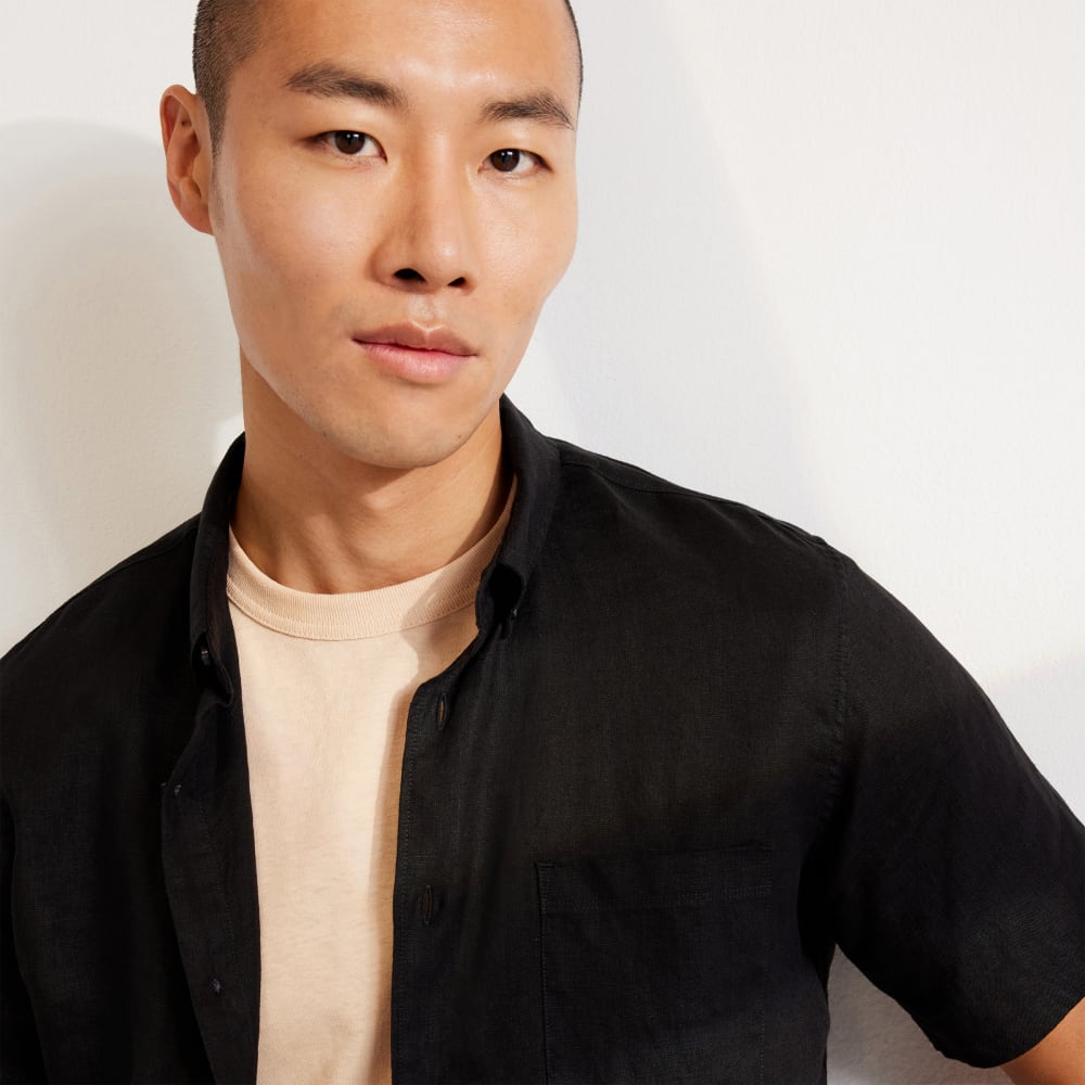 The Classic Short-Sleeve Shirt in Linen | Black - Image 4